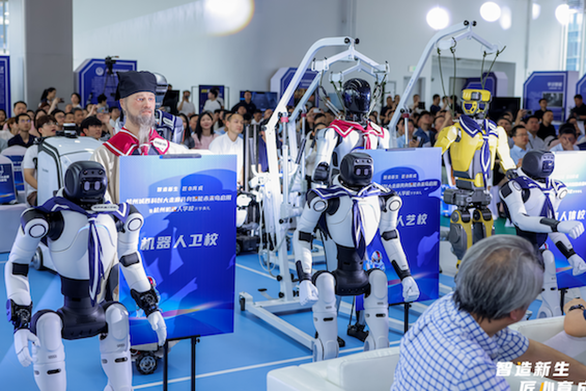 China Buka Sekolah Robot Humanoid