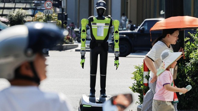 Robocop China Atur Lalu Lintas