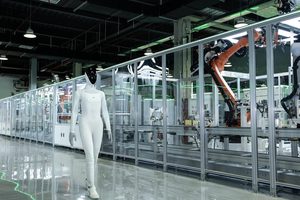 Robot IRON China Berjalan Usai Dirakit